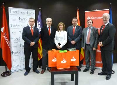 Banco Santander hace entrega de varios lotes de juegos de mesa a la Junta de Balears de la aecc