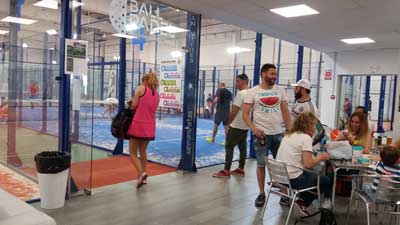El 4º Torneo de Pádel Mixto a beneficio de AECC de Torrejón de Ardoz reúne en el Ballpadel de Alcalá a 30 parejas mixtas