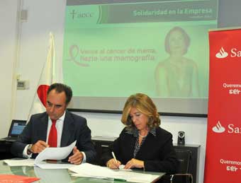 Ignacio Alcaraz y Teresa Matorell rubricando el Convenio de Colaboración