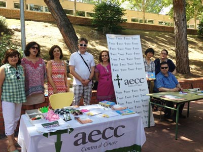 Los bañistas de la piscina municipal ‘José Caballero’ de Alcobendas reciben consejos de la AECC de cómo tomar el sol