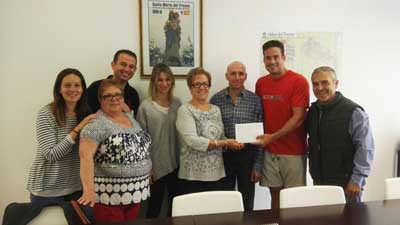 El alcalde de Aldea del Fresno entrega 1349,50 euros del I Torneo de Pádel benéfico a la AECC 