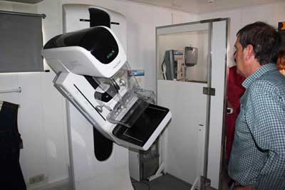 El concejal de Salud Pública de Arganda del Rey visita la unidad de mamografía de la AECC