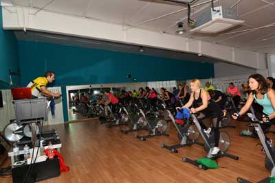 Unos 200 participantes en el primer Fitness Solidario en Colmenar Viejo se mueven a ritmo de la AECC