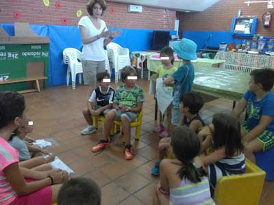 Una dinámica para niños y una conferencia conforman la campaña de prevención solar de la AECC en Colmenarejo