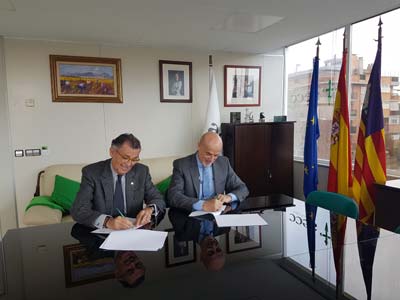 Javier Cortés y Francisco Javier Marqueta durante la firma del Convenio de Colaboración.