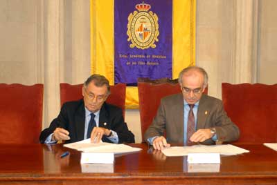 Javier Cortés y Matías Tomás durante la firma