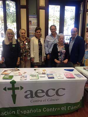 La AECC instala una mesa informativa en la IV Feria de la Salud de El Escorial