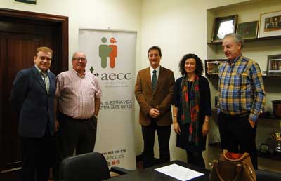 miembros de la AECC de Bizkaia junto a representantes de la Fundación Gandarias
