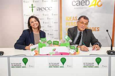 Esther Pasan y Javier Cortés, durante la firma del nuevo acuerdo