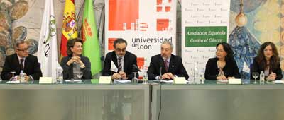 La AECC en León sella un acuerdo con la ULE y entrega su beca a la investigadora que trabajará en cáncer hepático 