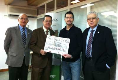 Homenaje a The Beatles, entrega de cheque aecc Valladolid
