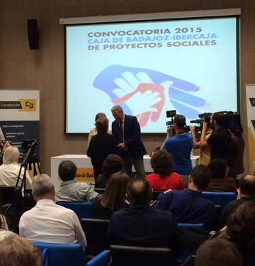 Firma convenio AECC Badajoz y Fundación Caja Badajoz-Ibercaja