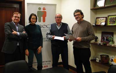 Miembros de la AECC de Bizkaia con representantes del Centro de Fisioterapia Izaro