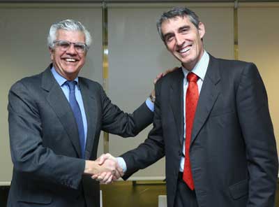 D. Juan Antonio Álvaro de Parra, por parte del HRJC, y D. Ignacio Muñoz Pidal, presidente de la aecc Junta Provincial de Madrid