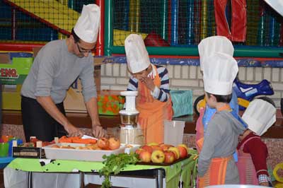 El cocinero Joaquin Azarve con los niños
