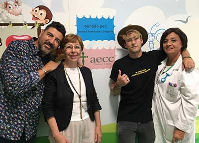 El cantante Dani Fernández, acompañado por Tony Aguilar, da nombre a una nueva sala infantil del 12 de Octubre 