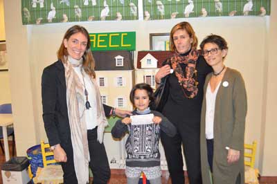Unas chapas solidarias aportan casi mil euros a la AECC