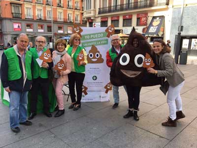 Cientos de viandantes se encuentran con la campaña de prevención del cáncer de colon en plena plaza del Callao