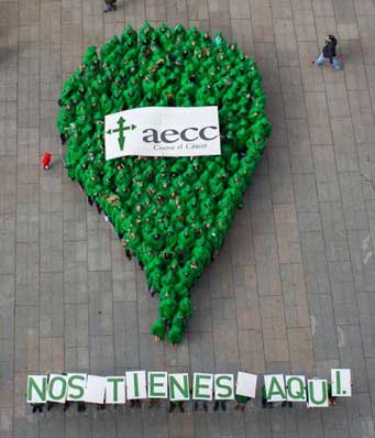 Una gran gota humana simboliza en la Plaza del Callao la lucha contra el cáncer en el Día Mundial de la enfermedad 