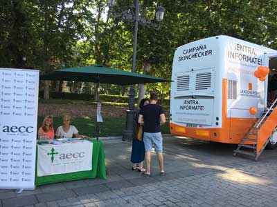El autobús de La Roche-Posay, en colaboración con la AECC, regresa a Madrid con su mensaje de protección solar