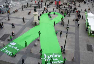 AECC e Iberdrola promueven en Madrid un gran lazo verde hecho de retales con motivo del Día Mundial contra el Cáncer
