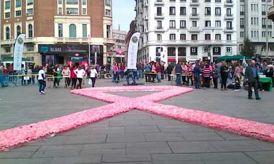 Florecen 30.000 claveles en la plaza del Callao para promover la concienciación sobre el cáncer de mama