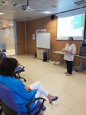La doctora de la AECC Pilar Kloppe informa sobre protección solar en Mapfre de Aravaca