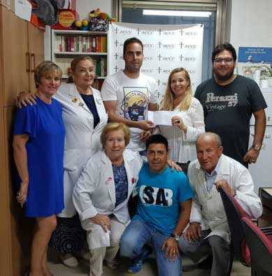 El campeón abulense de tiro al plato Víctor Martín Ucero dona mil euros al Voluntariado de la AECC del Hospital Ramón y Cajal de