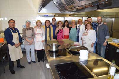 Un curso de cocina se suma al amplio abanico de talleres que ofrece la Residencia Oncológica de la AECC de Madrid 