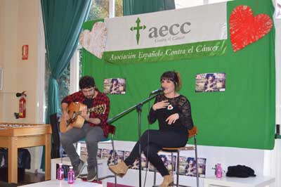 El concierto de Rozalén hace ‘saltar chispas’ en la Residencia Hogar de la AECC