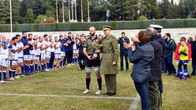 El Ejército de Tierra y la Armada “combaten” en un partido de rugby contra el cáncer