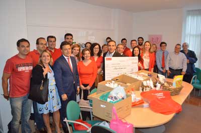 El Voluntariado del Banco Santander entrega a la AECC 9.015 euros de una rifa solidaria y material de pintura y cosmético para t