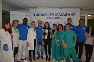 Visita del Málaga C.F. y AECC al Hospital Materno Infantil