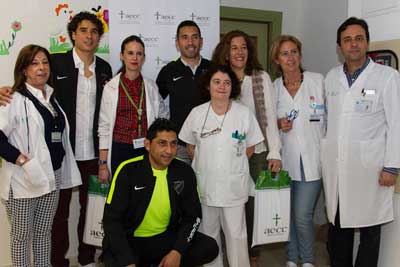 Visita del Málaga C.F y  AECC al Hospital Materno Infantil
