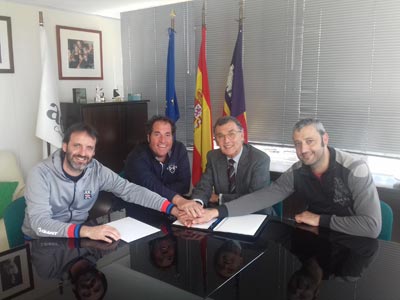 La Mallorca 312 hace entrega de los donativos a la Asociación Española Contra el Cáncer