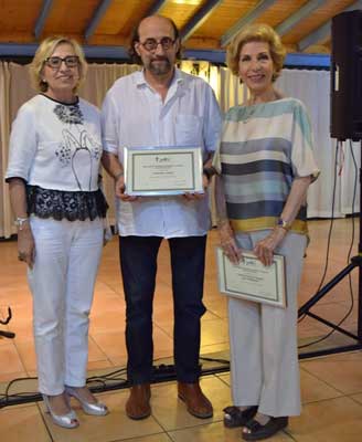 Isabel Got y Rosa María Martín haciendo entrega del diploma al cantautor Francesc Josep