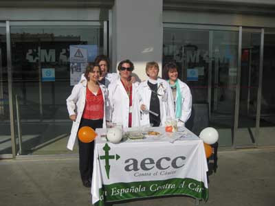 Mesa informativa sobre la prevención del cáncer de colon en el Hospital Infanta Elena