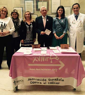 El doctor Sánchez Martos ofrece junto a la AECC sus conocimientos sobre cáncer de mama en el Hospital Universitario de Móstoles