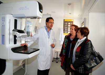 La concejala de Sanidad de Móstoles visita la unidad móvil de mamografía de la AECC ubicada en la ciudad