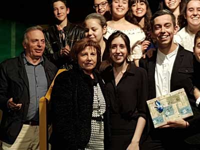 El grupo de teatro ‘Ilusiones’ del colegio ‘Villa de Móstoles’ recauda 850 euros para la AECC con la obra ‘Historia de una escal