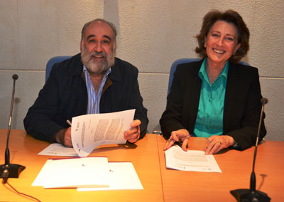 Isabel Oriol Díaz de Bustamante y Francisco Santolaya Ochando en el momento de la firma del convenio entre la AECC y el COP