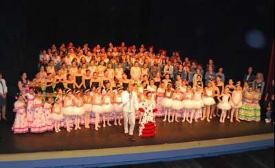 La IV Gala Solidaria de ‘Baila conmigo’ y la Escuela Municipal de Danza ‘Isaac Albéniz’ genera 2.150 euros para la AECC de Parla