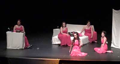 Unas 300 personas asisten a la obra de teatro ‘Cinco mujeres con el mismo vestido’ 