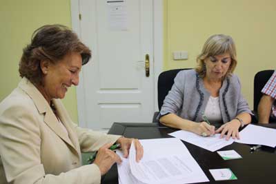 De ida a dcha: Isabel Oriol, presidenta de la aecc y Pilar de Lucas, presidenta de SEPAR