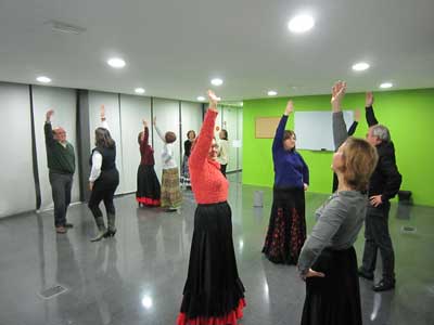 El taller de Sevillanas cuenta con un nutrido grupo de asistentes
