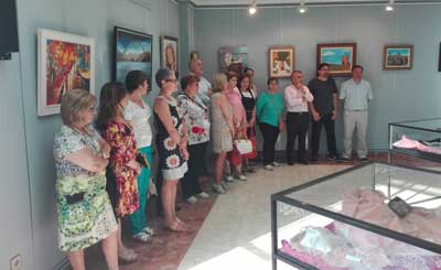 Los talleres de pintura y mantilla organizados por la aecc de La Bañeza exponen sus obras.