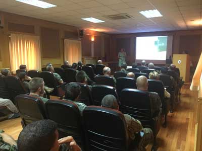 Miembros del Ejército reciben en Torrejón de Ardoz la visita de la AECC