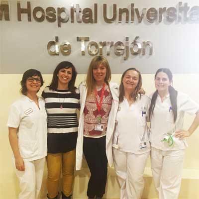 Pacientes y familiares toman parte en un ‘taller de acogida’ celebrado en el Hospital de Torrejón con la participación de la AEC