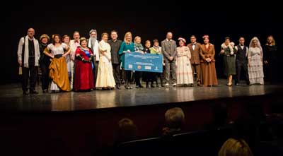 La Asociación de Mujeres ‘Ada Byron’ entrega a la AECC de Torrejón de Ardoz 1.491 euros recaudados en la obra de teatro ‘El Gato