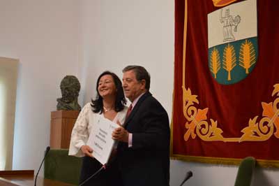 El alcalde de Villanueva de la Cañada entrega a la AECC 1.348,23 euros del XIII Mercadillo Solidario de Libros